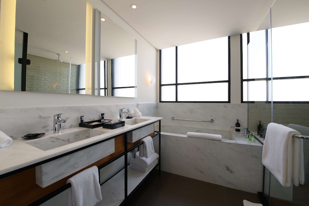 Executive Suite - Photo 13