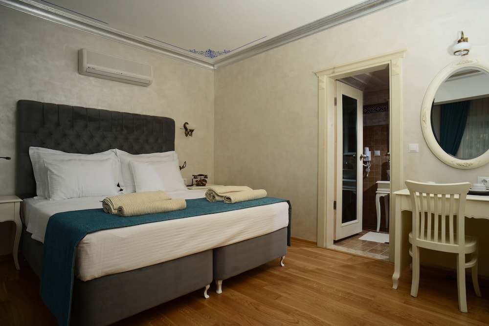 Deluxe Double Room with Balcony photo 2
