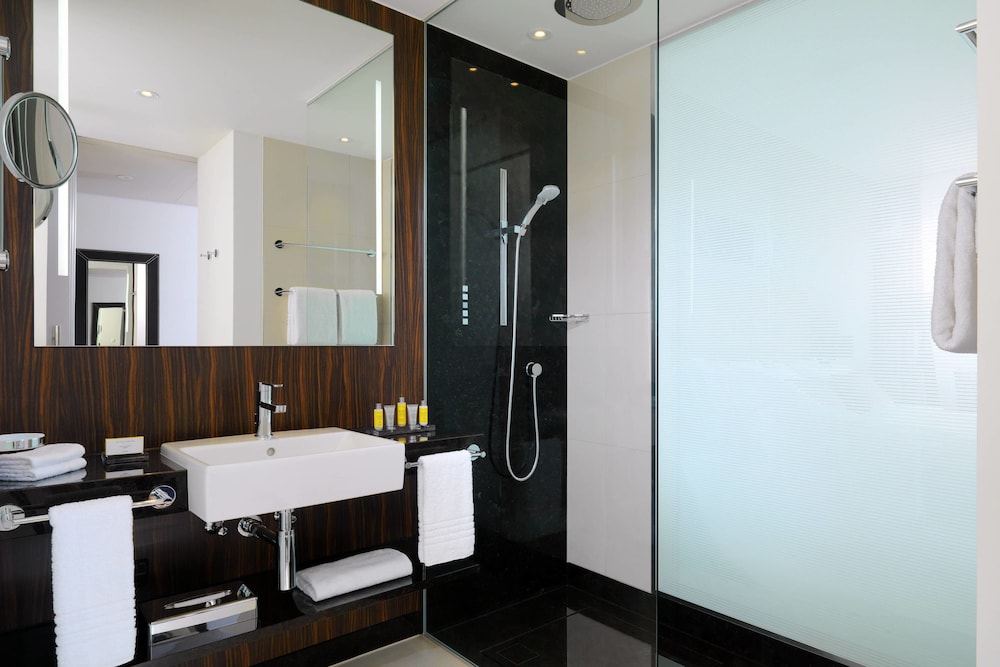 Standard Room, 1 King Bed, City View - Photo 5