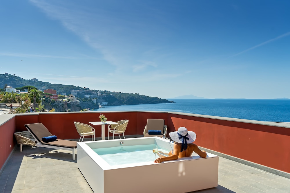 Junior Suite, Hot Tub, Sea View (Deluxe) - Photo 6