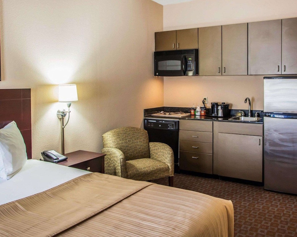 Room, 1 Queen Bed, Accessible, Non Smoking (Efficiency, Tub Accessible) photo 2
