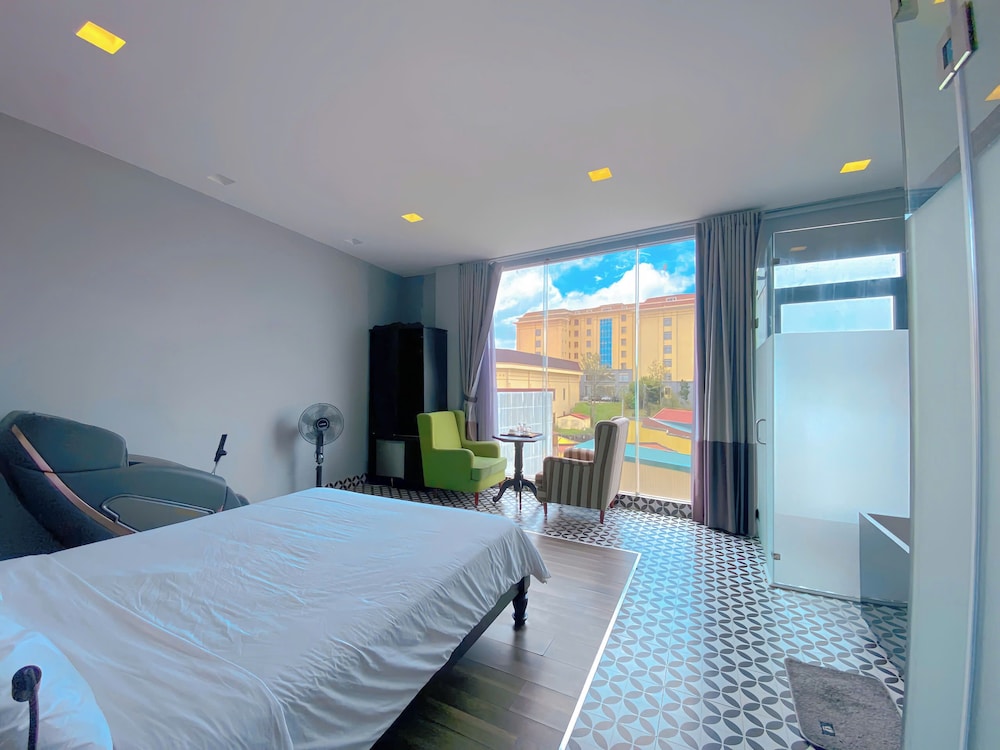 Junior Studio Suite, 1 Queen Bed, City View