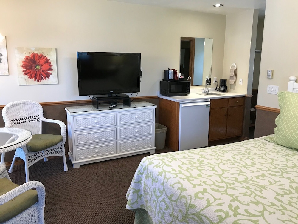 Queen, Harbor View, w/ Rain Shower & Outdoor Table, Second Floor