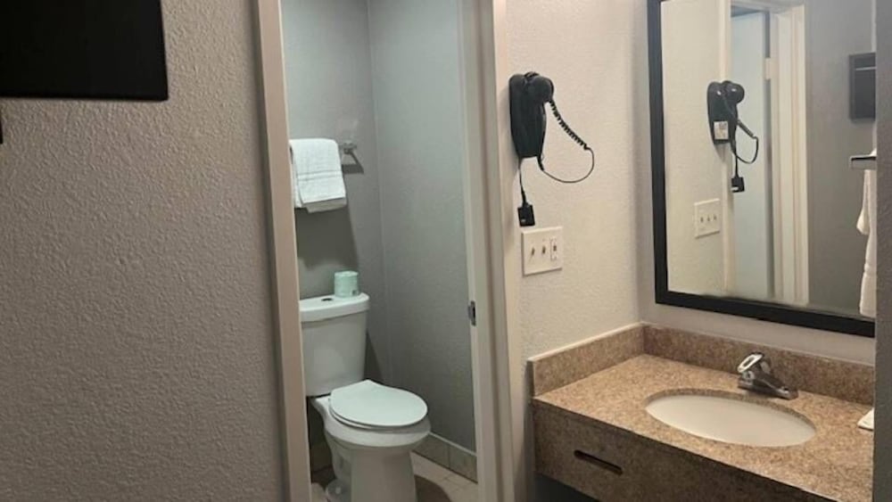Standard Room, 1 Queen Bed, Non Smoking, Refrigerator & Microwave - Photo 3