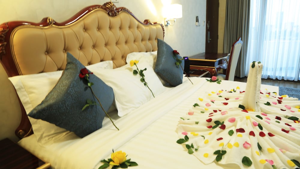 Junior Studio Suite, 1 King Bed, Bathtub, City View photo 3