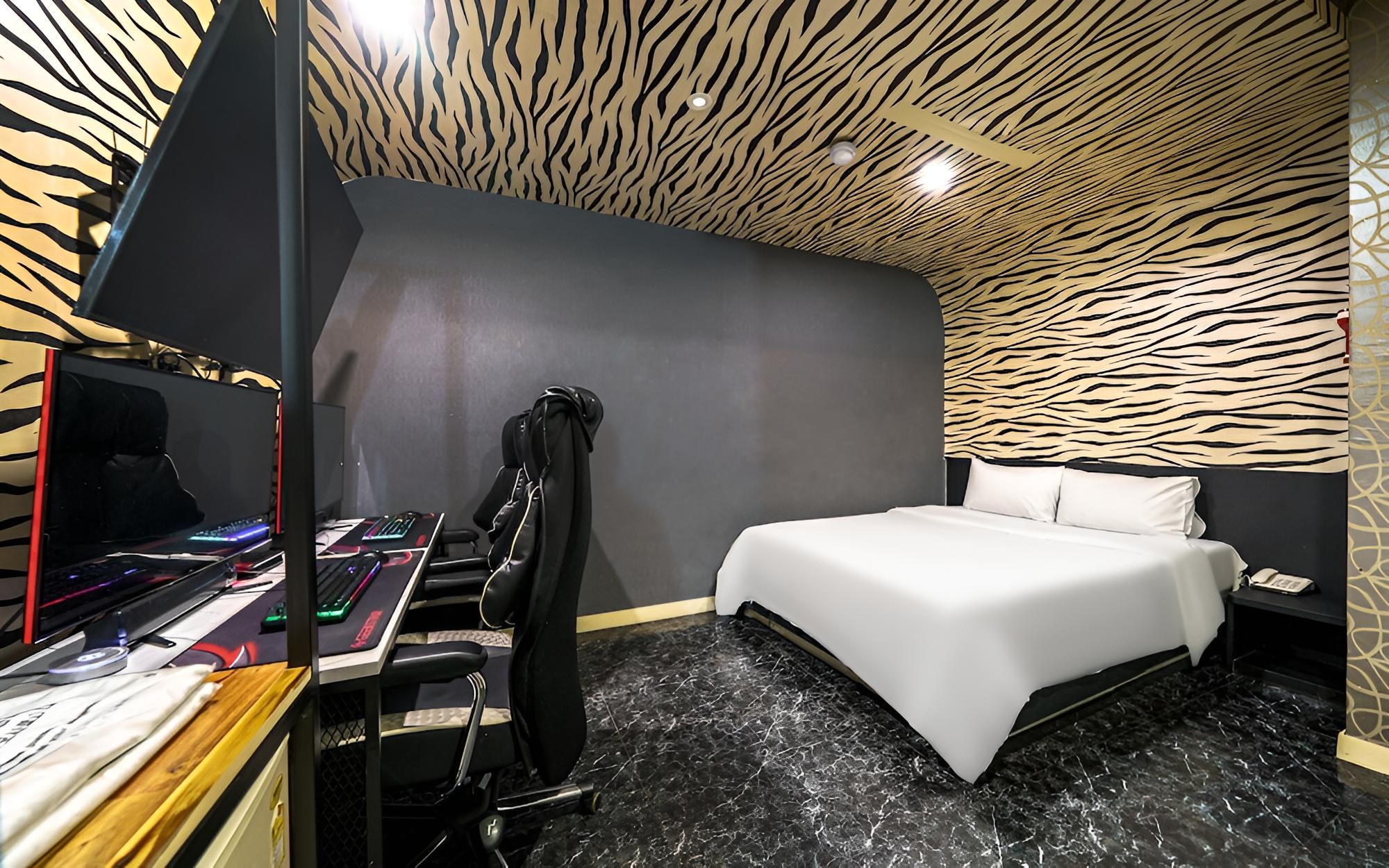Room (Deluxe (Couple PC Disney+ Available T) - Photo 2
