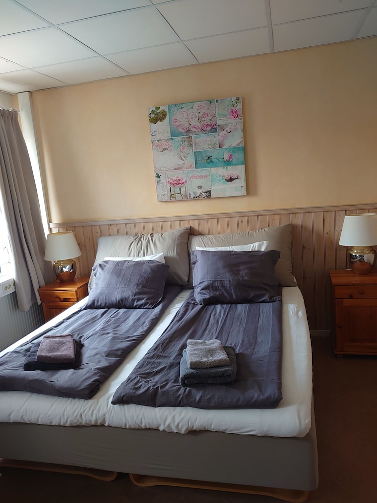King Room with Private Bathroom and Corridor Shower photo 2