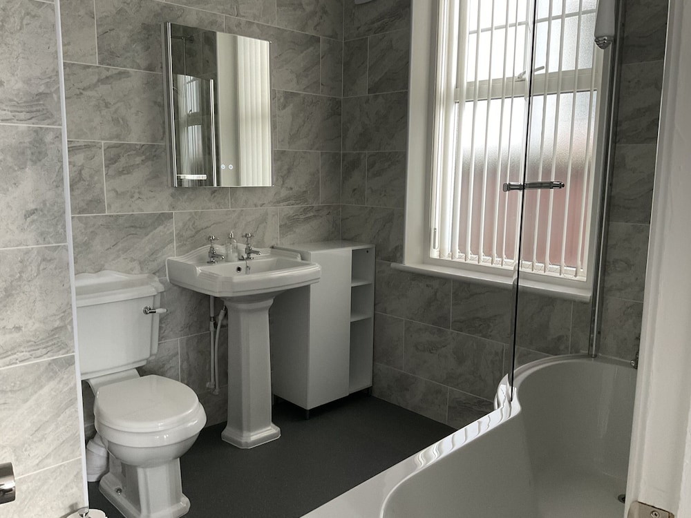Twin Room, Ensuite (Bath & Shower) photo 1