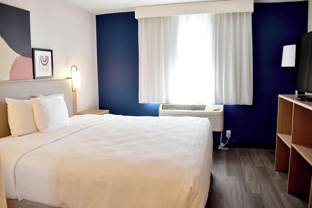 Room, 1 Queen Bed, Bathtub (Mobility & Hearing) photo 2