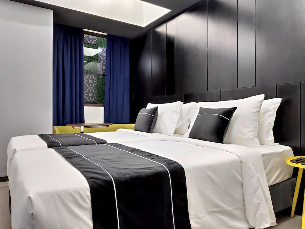 Magenta Standard (1 Queen or 2 Single Beds) - Photo 3
