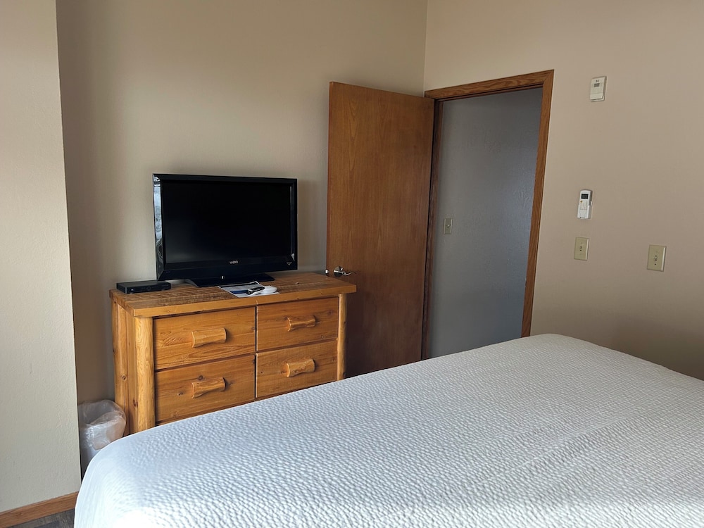 Suite, 1 Bedroom, Mobility Accessible (Cedar Haus, 1 King bed) - Photo 3