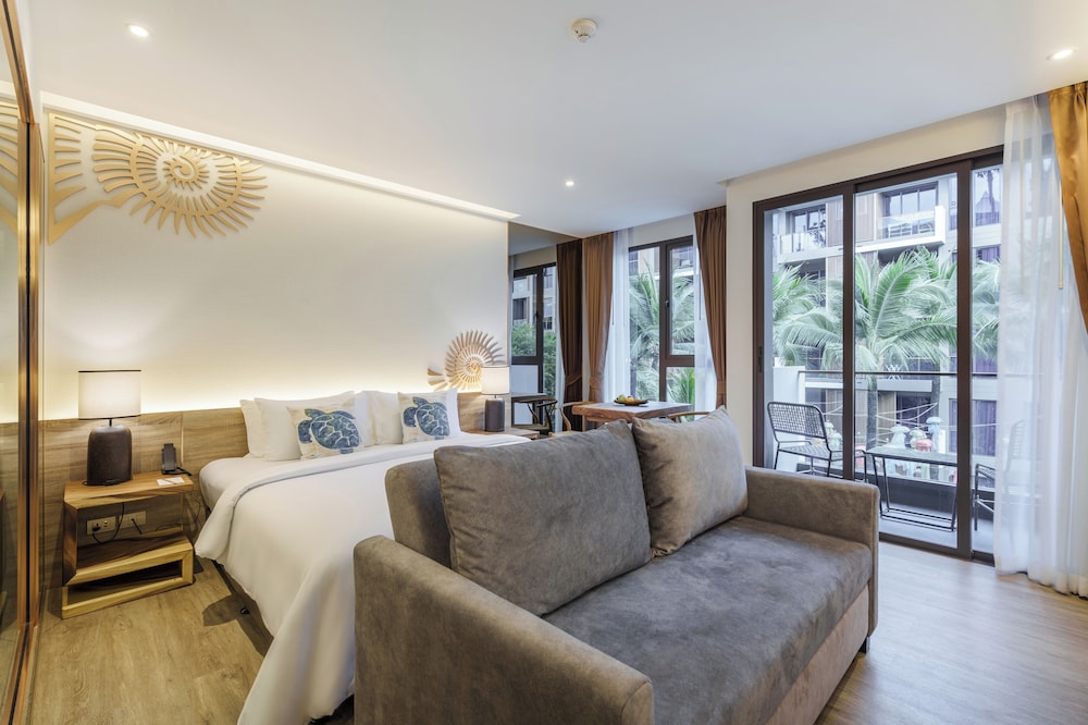 Deluxe Room, 1 King Bed, Pool View - Photo 6