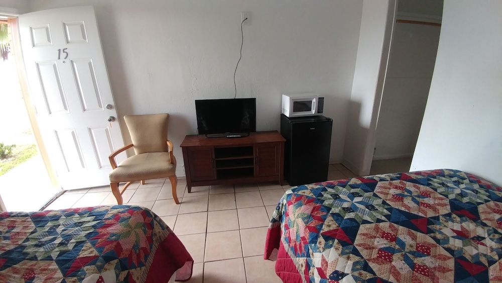Basic Double Room, 2 Double Beds photo 3