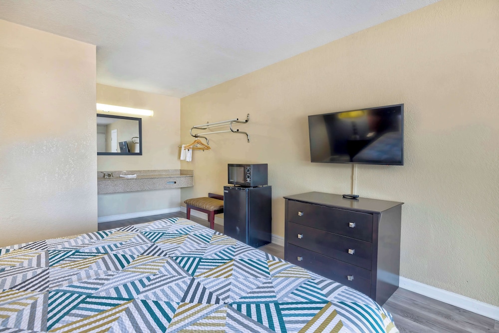 Standard Room, 1 King Bed, Non Smoking, Refrigerator & Microwave photo 3