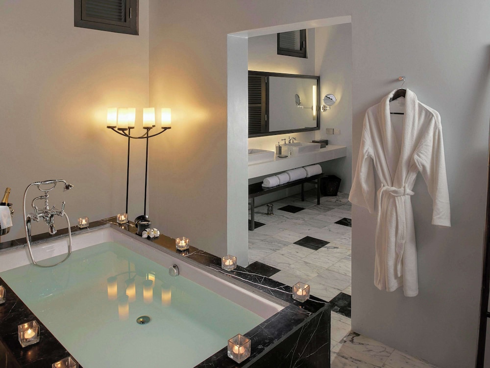 Suite, 1 King Bed, Garden Area (Private Garden)