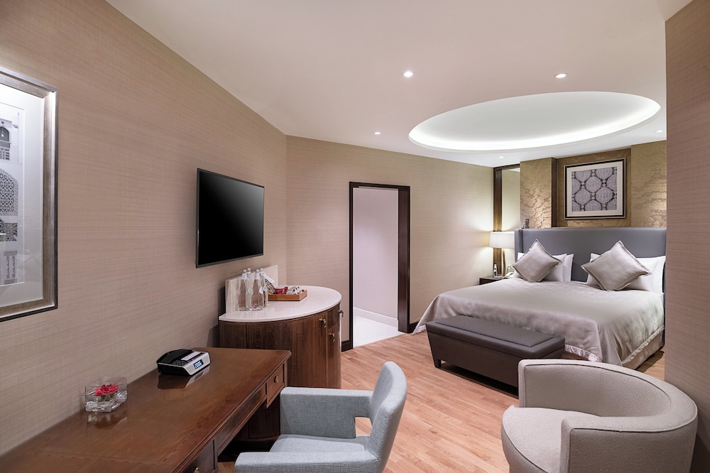 Executive two bedroom suite city view photo 1