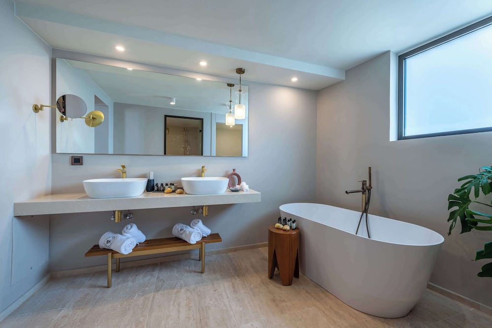 Suite, 1 King Bed, Private Pool (Isla)