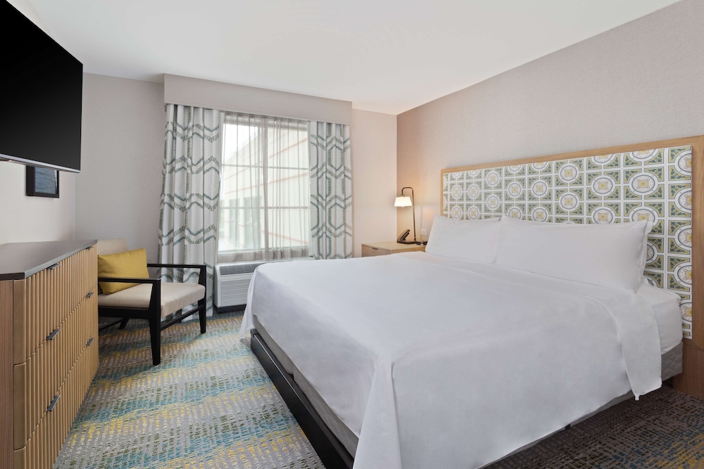 Suite, 1 King Bed, Accessible, Bathtub - Photo 2