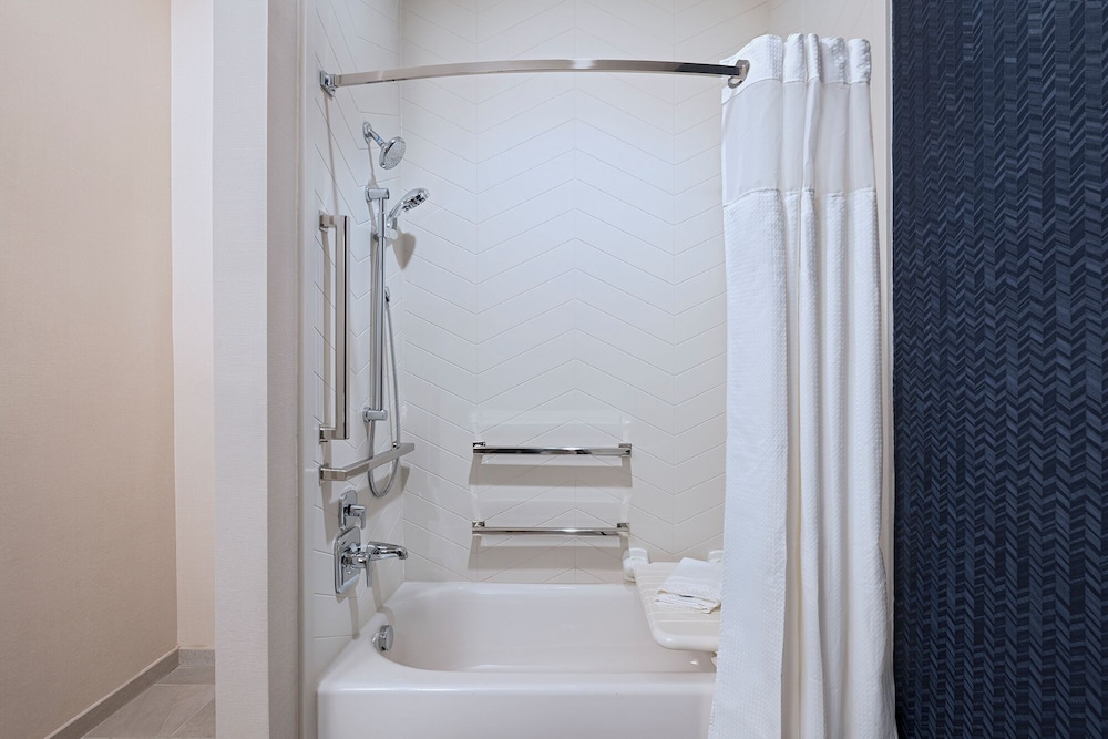 Room, Multiple Beds (Mobility/Hearing Accessible, Tub) - Photo 2