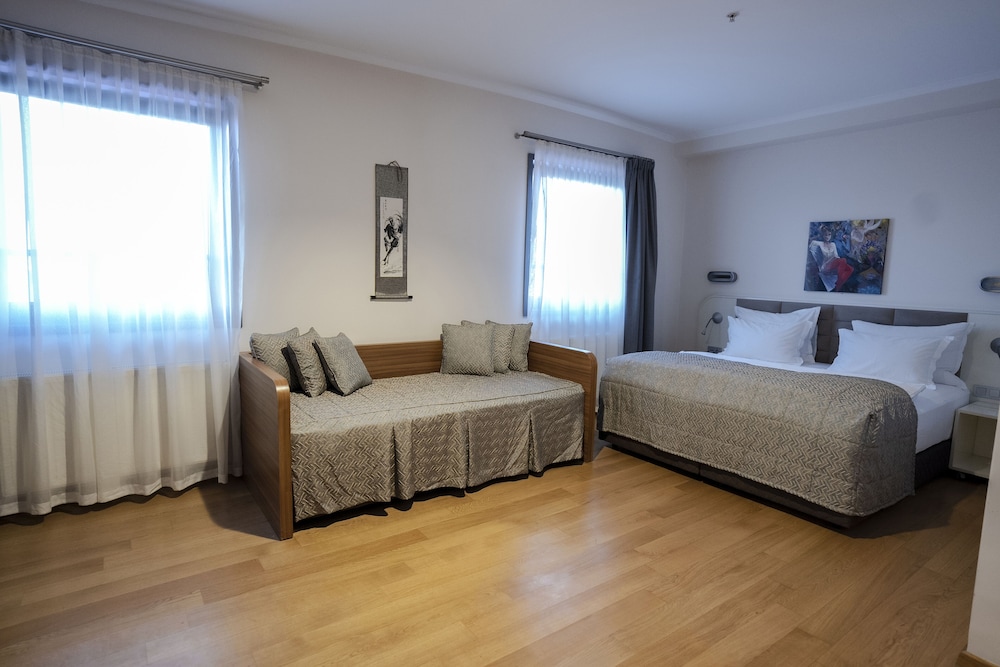 Junior Double or Twin Room, City View photo 1