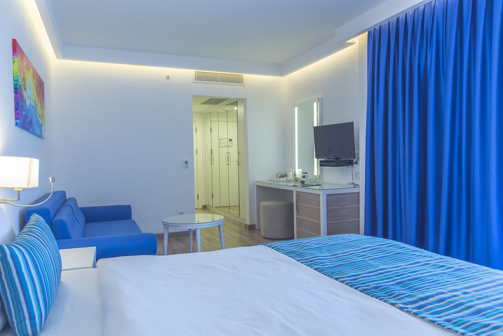 Standard Room, Partial Sea View