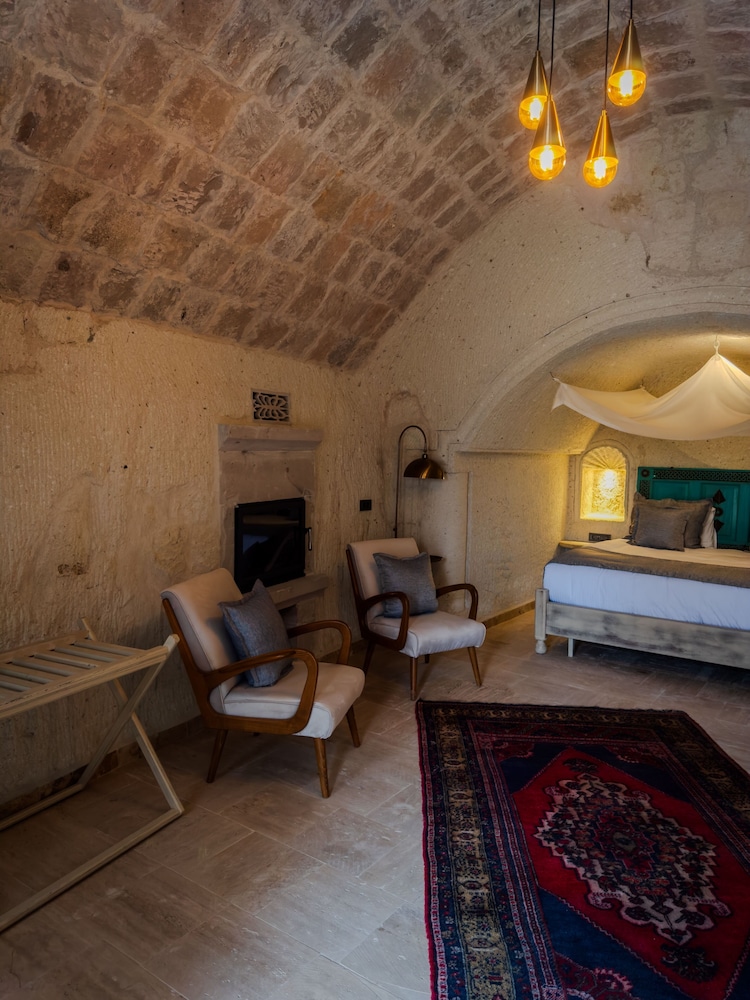 Cave Room with Jacuzzi photo 2