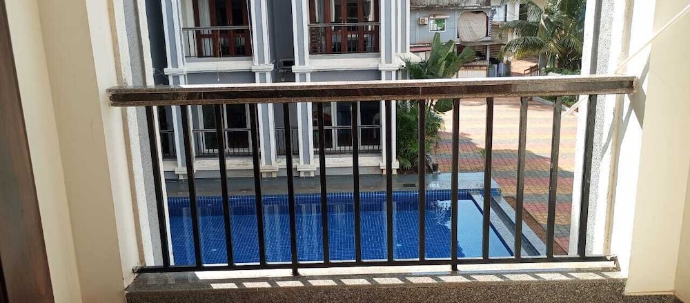 Economy Suite, Bathtub, Pool View