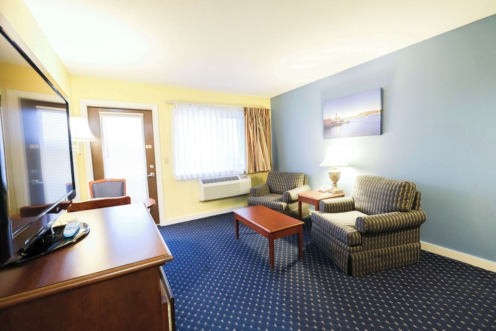 Superior Room, 1 King Bed, Balcony, Bay View - Photo 2