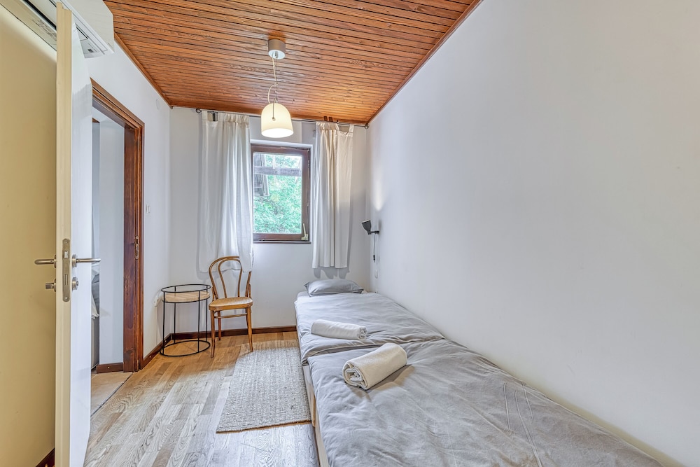 Honeymoon House, Multiple Bedrooms, Mountainside (Lovely House Near Zagreb With Terrace) photo 2