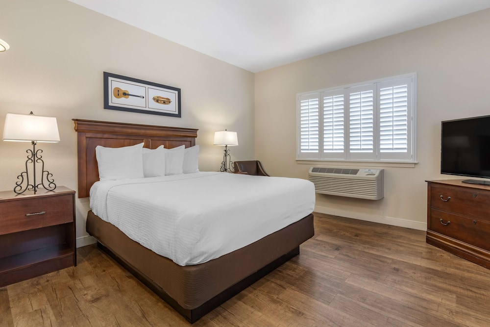 Suite, Multiple Beds, Non Smoking, Refrigerator & Microwave photo 1