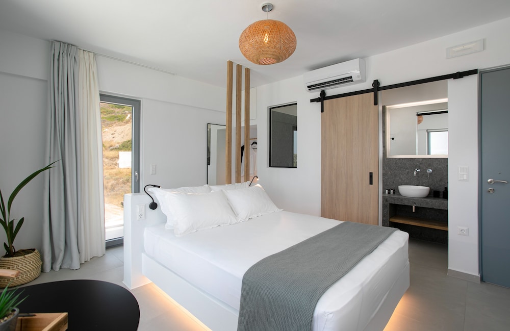 Junior Sea view Suite with Hot tub photo 2