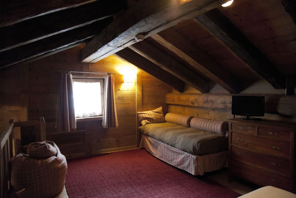 Family Room (Superior) - Photo 3