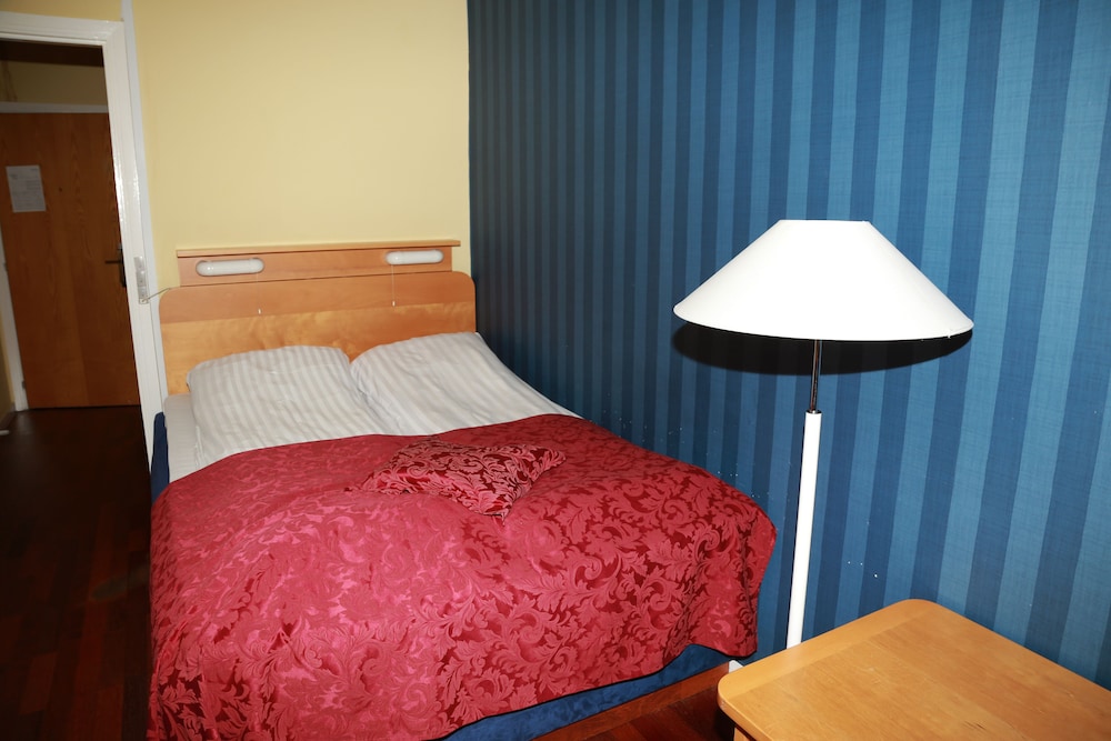 Standard Single Room, 1 Queen Bed photo 3