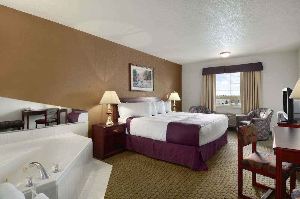 Business Studio Suite, 1 King Bed, Non Smoking, Jetted Tub - Photo 2