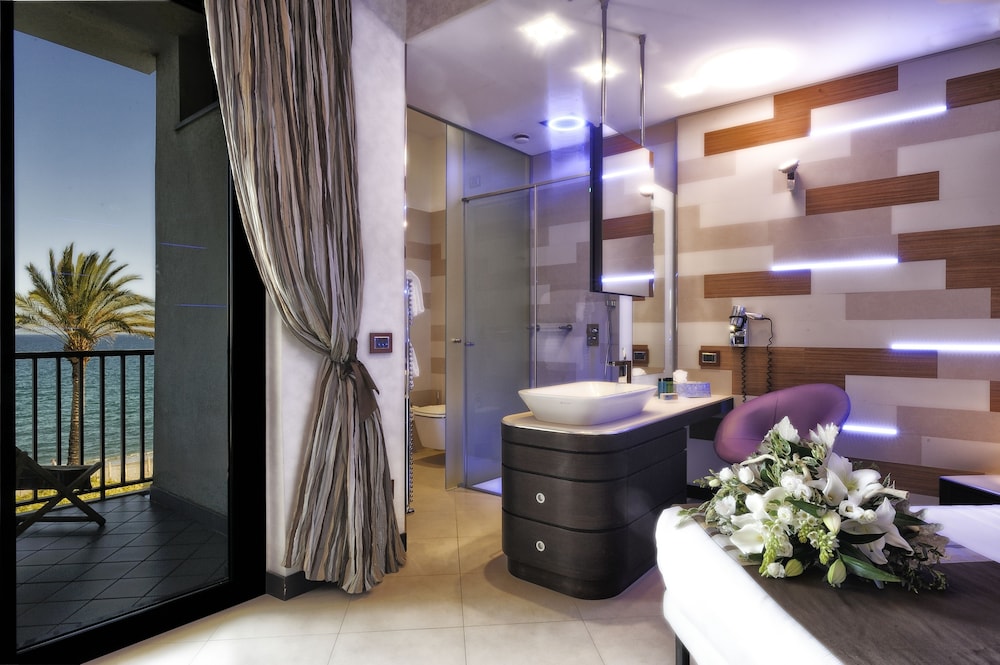 Deluxe Room, Hot Tub, Sea View photo 2