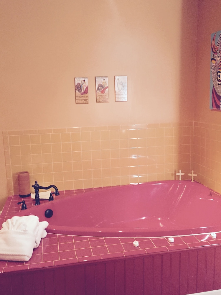 Room, 1 King Bed, Jetted Tub (Mexican Room) photo 3