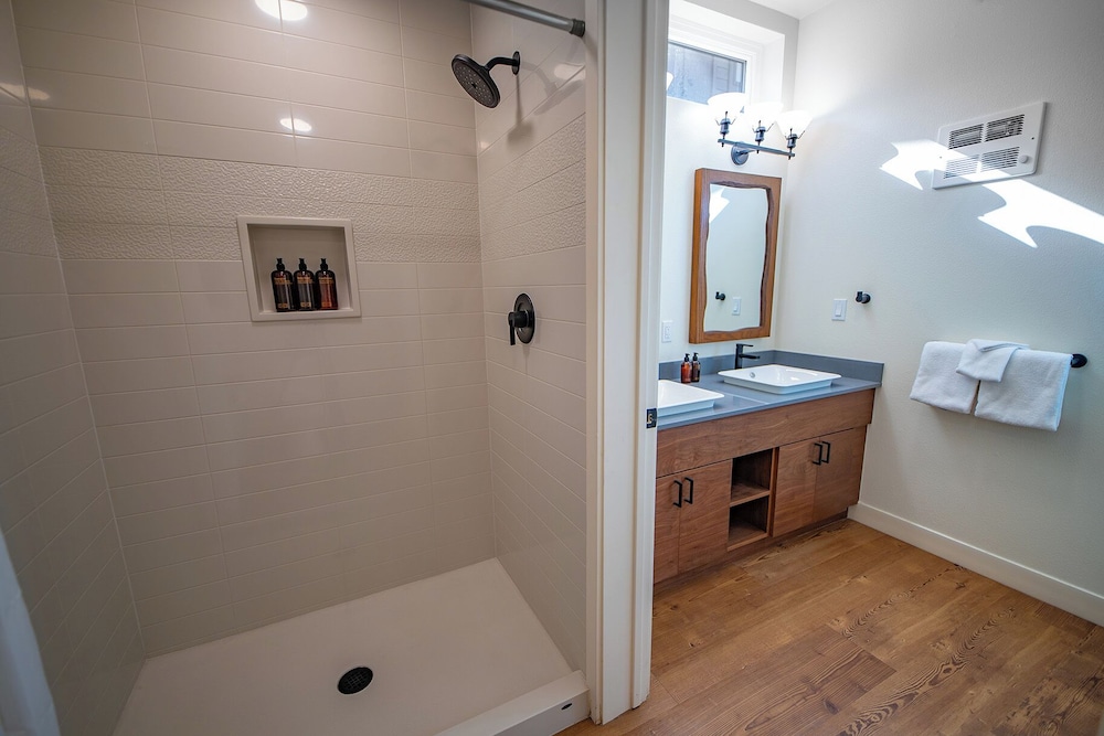 Two Bedroom Condo - Photo 6