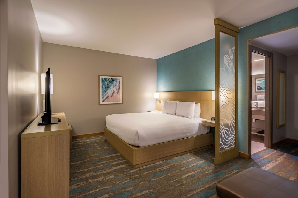 Room, 1 King Bed with Sofa bed (Airport View) photo 3