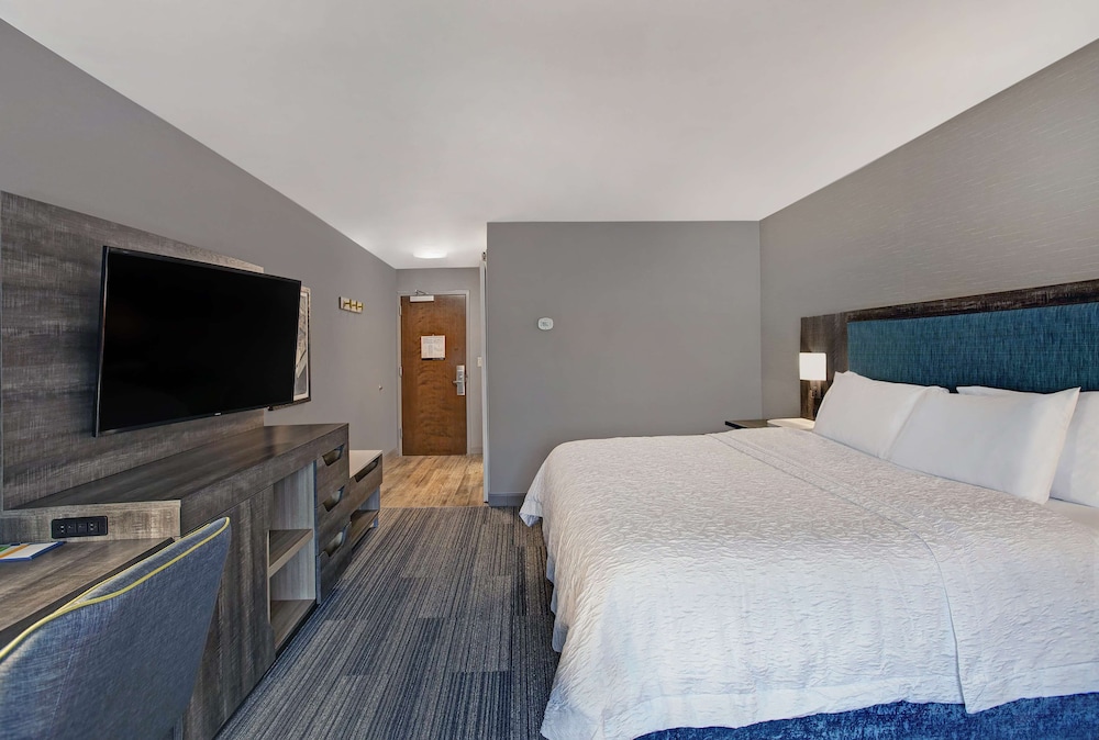 Room, 1 King Bed, Refrigerator - Photo 2