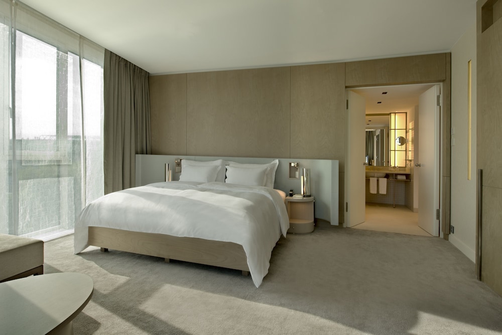 Executive Suite, 1 King Bed - Photo 2