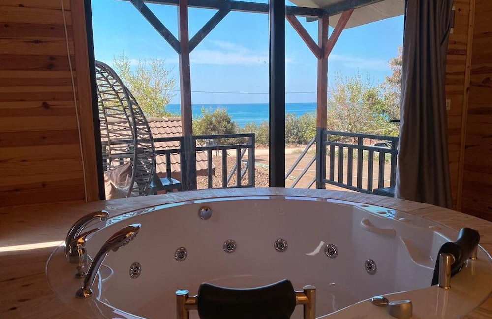 Junior Studio Suite, Bathtub, Sea View