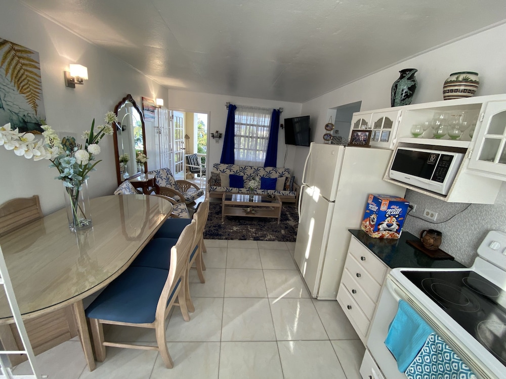 Lovely 2 Bedroom Unit photo 3