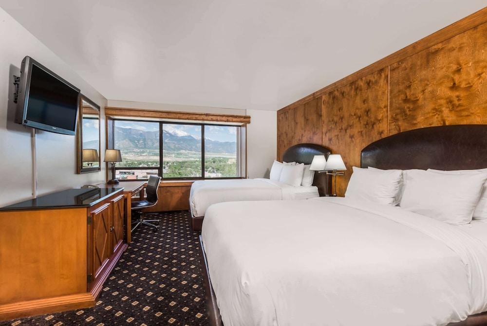 Room, 2 Queen Beds, Non Smoking, Mountain View - Photo 1
