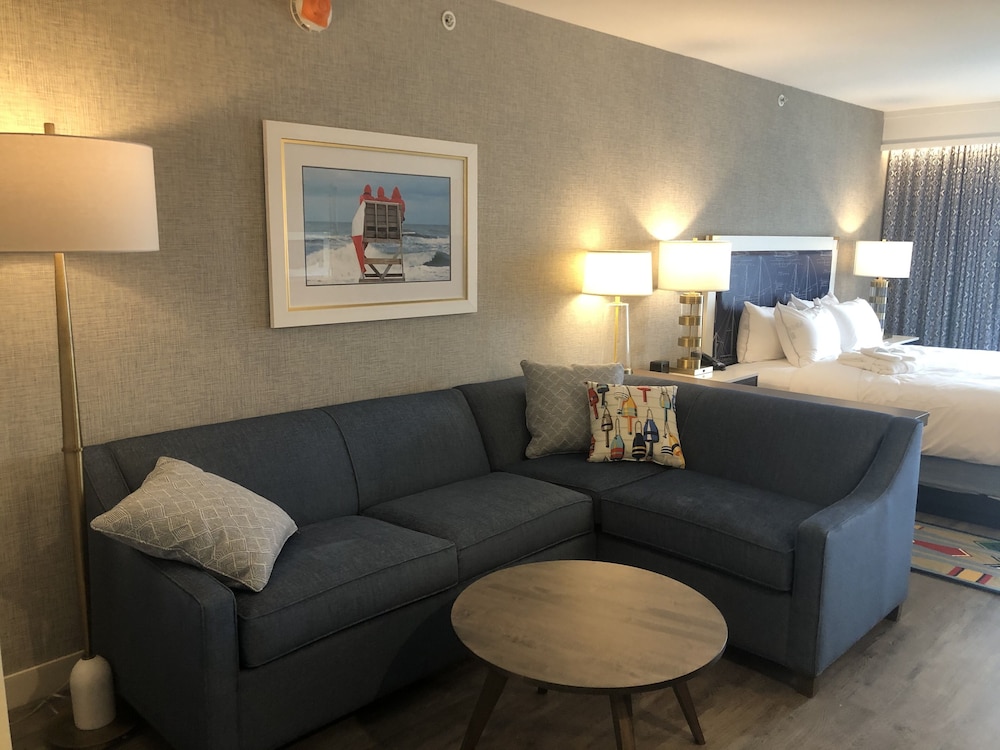 Coastal King JR Suite with Kitchen Hearing Accessible - Photo 4