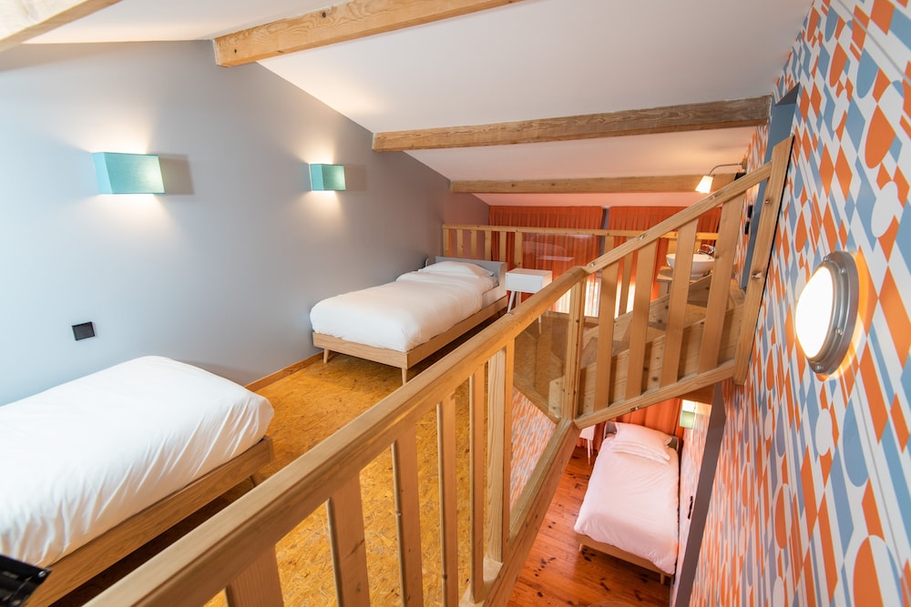 Large Suite - Photo 6