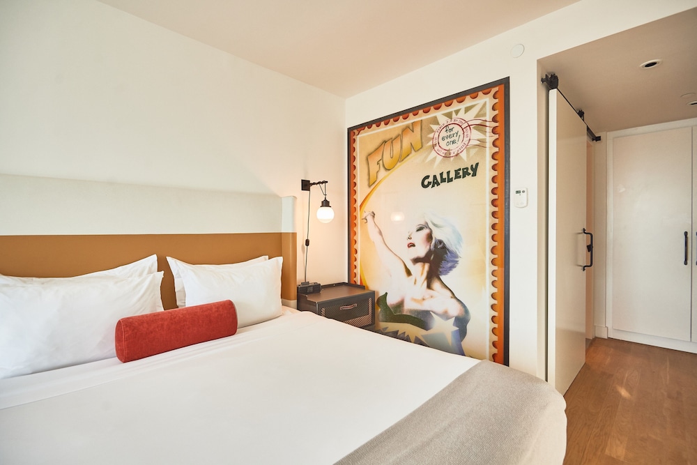 Standard Room, 1 King Bed, City View (Mid Floor)