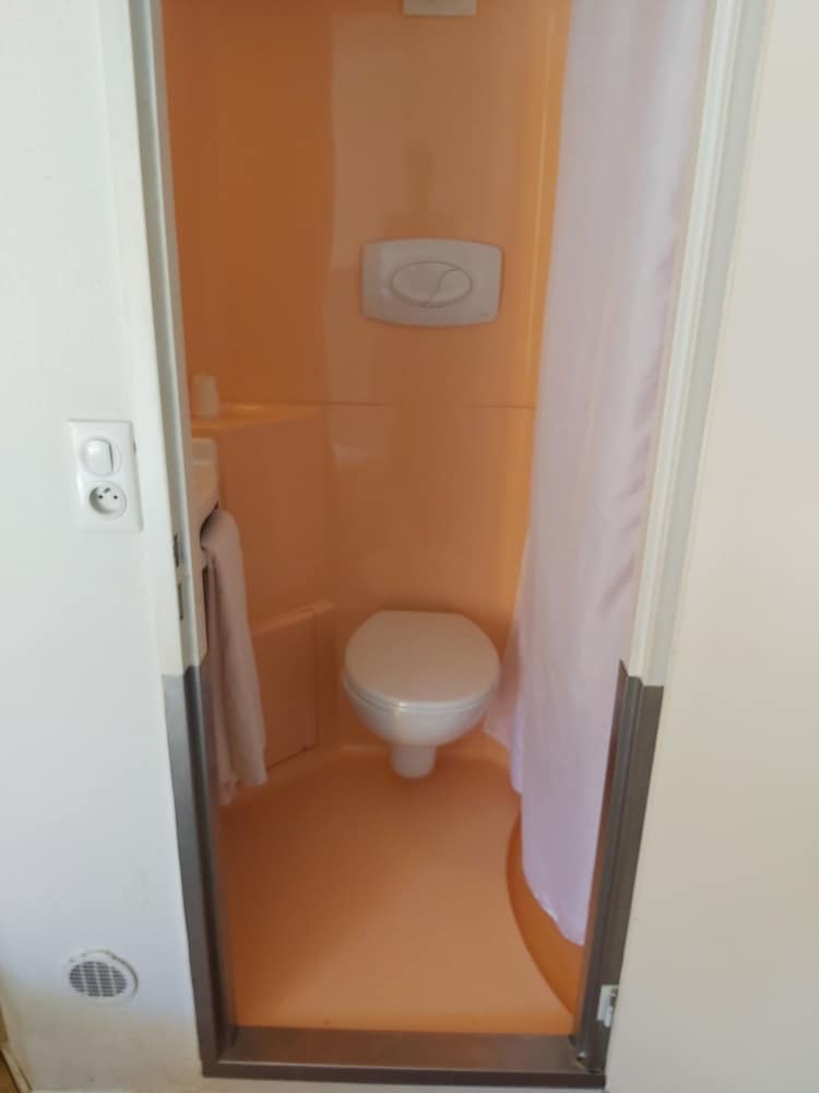 Standard Room, 3 Twin Beds - Photo 8