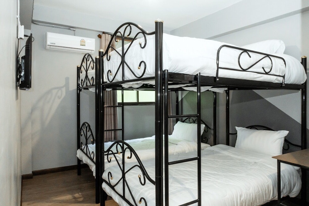 Quarto Feminino Compartilhado de 4 Camas com Banheiro Compartilhado