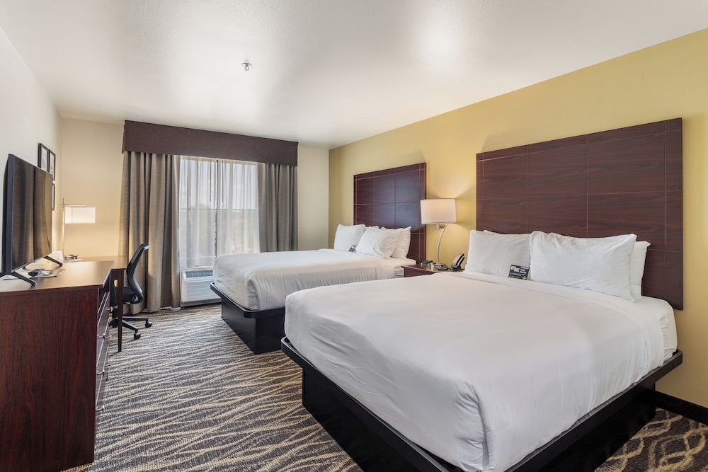 Room, 2 Queen Beds, Non Smoking (Guestroom Audible/Visual Alert) - Photo 4