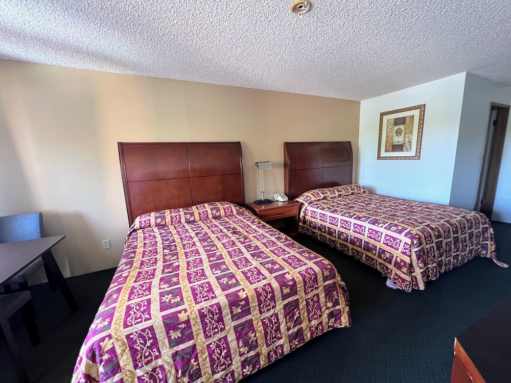 Standard Single Room, 2 Queen Beds, Smoking photo 1